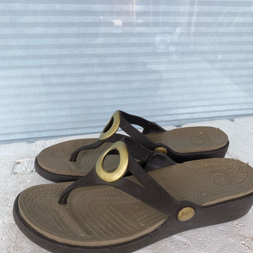 CROCS Women's in Brown with Gold Rings Thong Sandals Size W8